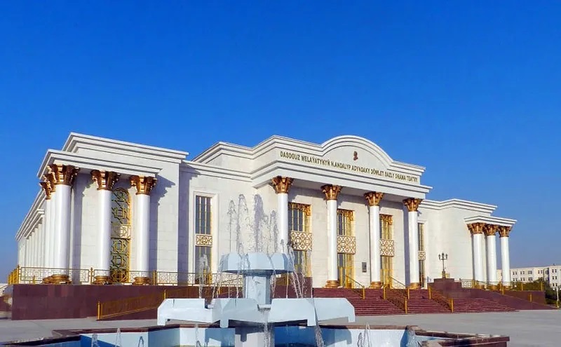 Яркое начало театрального сезона
