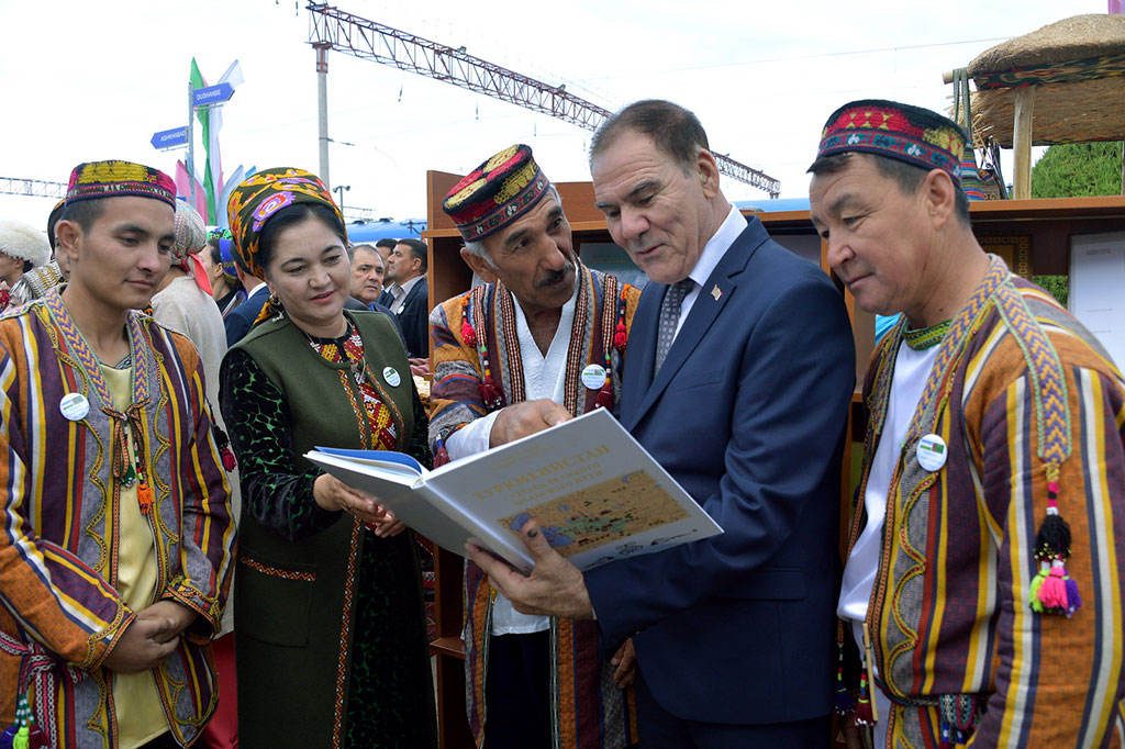 Сколько туркмен. Сейитназара Сейди. Жители Туркмении. Туркменистан население. Туркмения и Таджикистан.