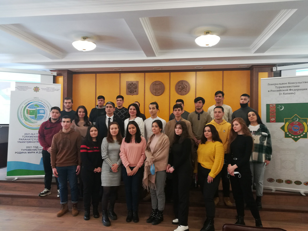 Türkmenistanyň Russiýa Federasiýasyndaky Baş konsuly KDEU-nyň rektory we türkmen talyplary bilen duşuşdy