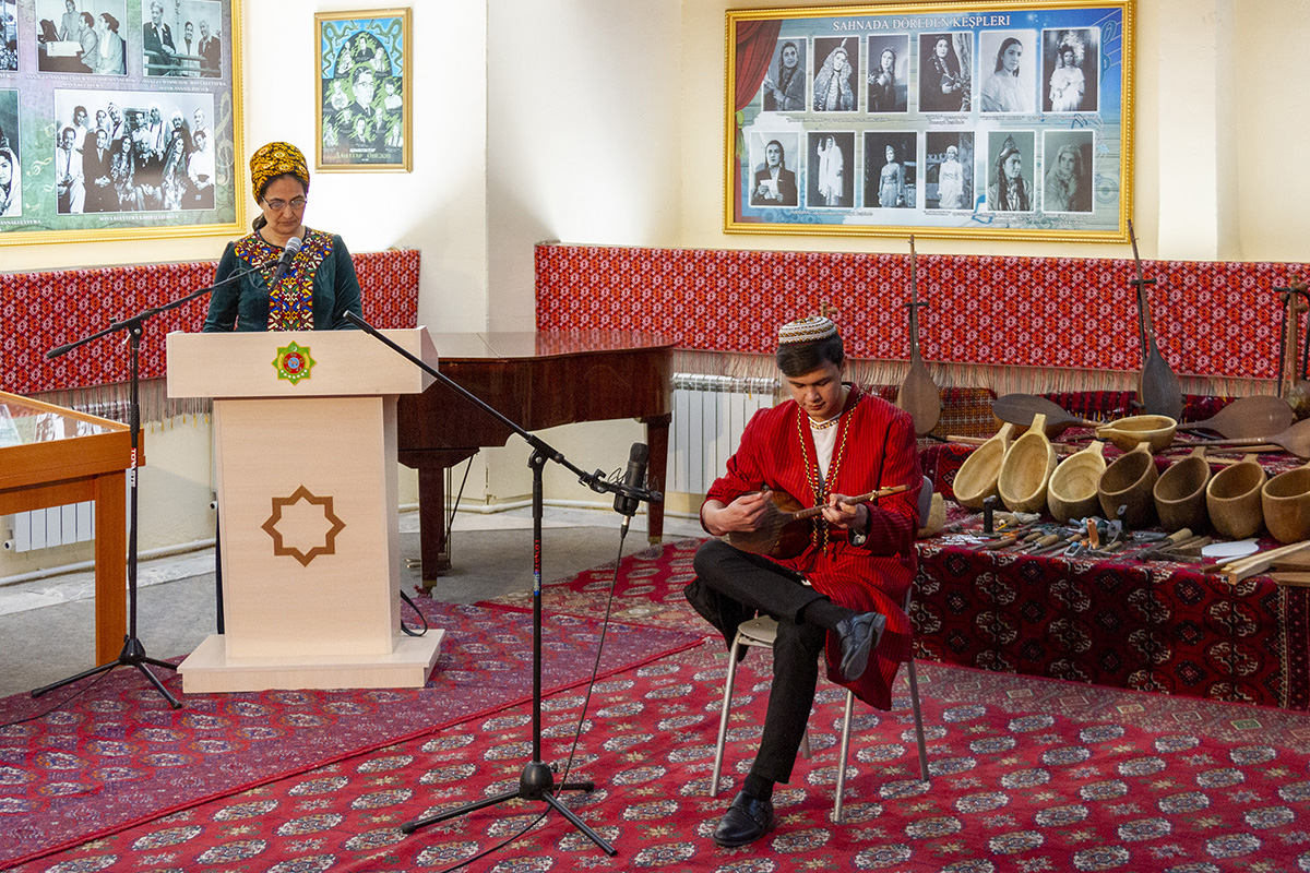 Диалог между каноном, дутаром и гиджаком