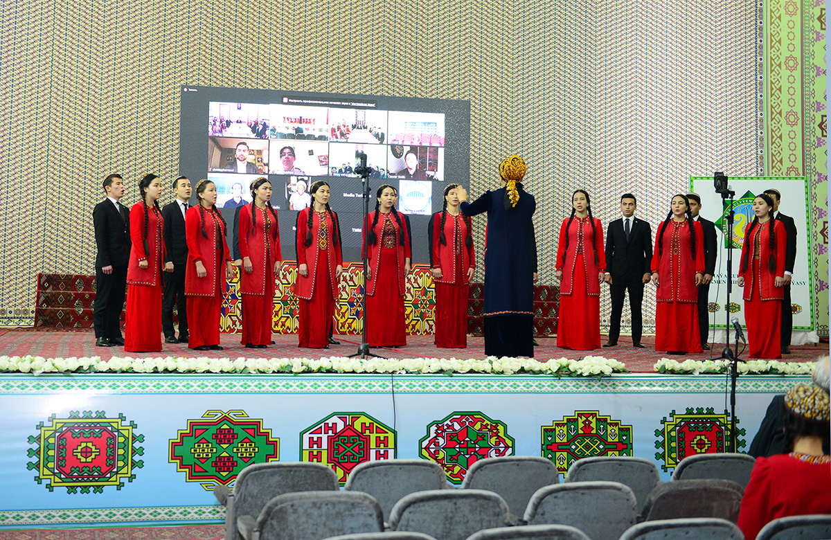 Ýürege ýakyn,  ýürekden  aýdylýan   köp sesli aýdym – a kapella