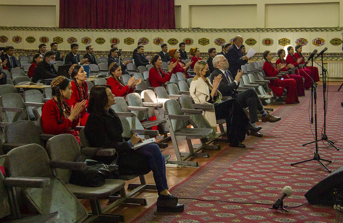 Ýürege ýakyn,  ýürekden  aýdylýan   köp sesli aýdym – a kapella