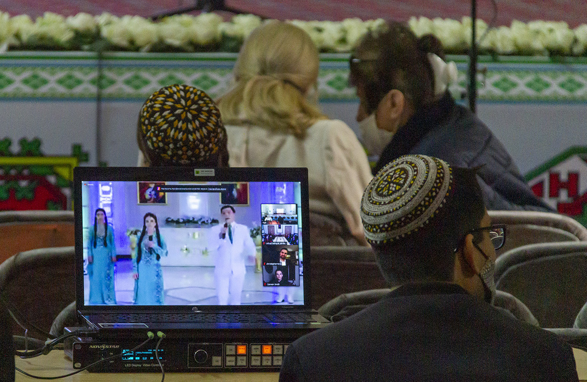 Ýürege ýakyn,  ýürekden  aýdylýan   köp sesli aýdym – a kapella