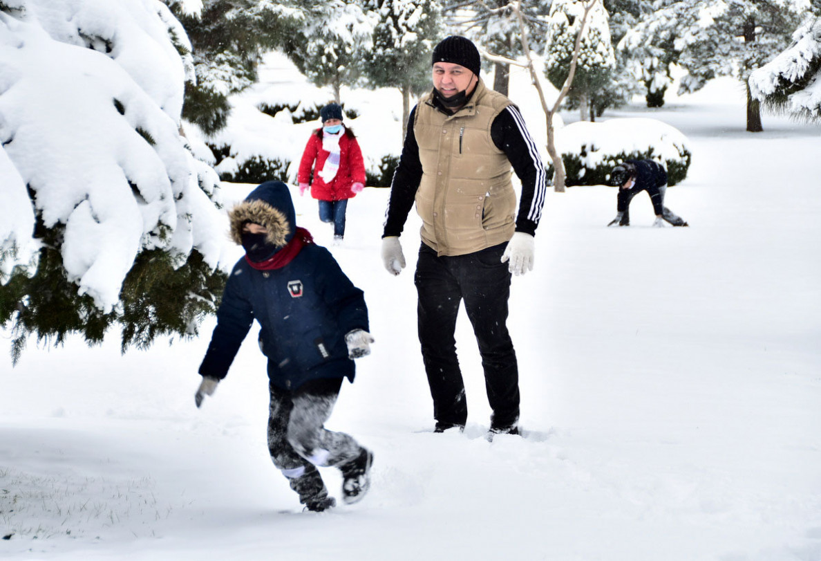 Fotoreportaž: baharyň gyş öwüşgini ýa-da martyň aýazly oýny