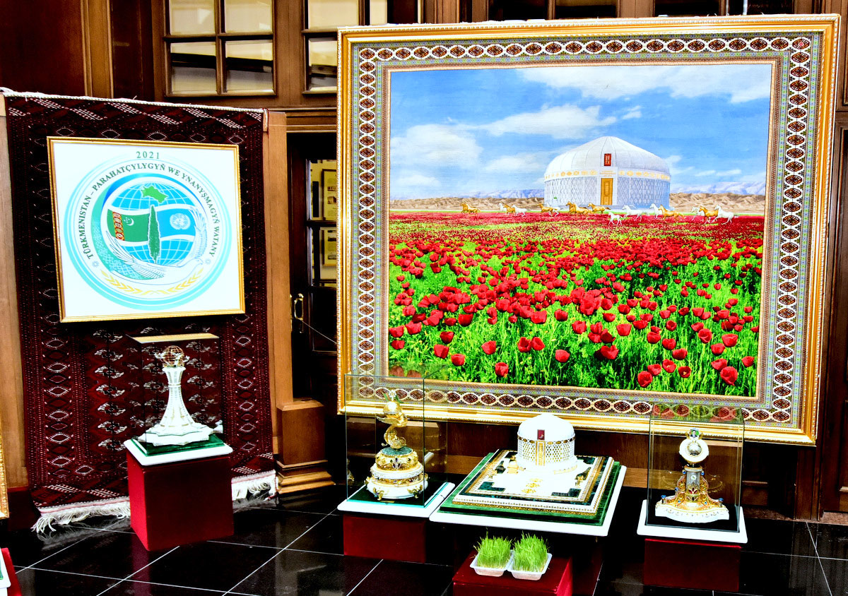 Döwlet muzeýinde guralan sergi Nowruz däpleri we onuň taryhy barada gürrüň berýär