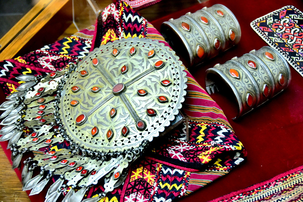 Döwlet muzeýinde guralan sergi Nowruz däpleri we onuň taryhy barada gürrüň berýär