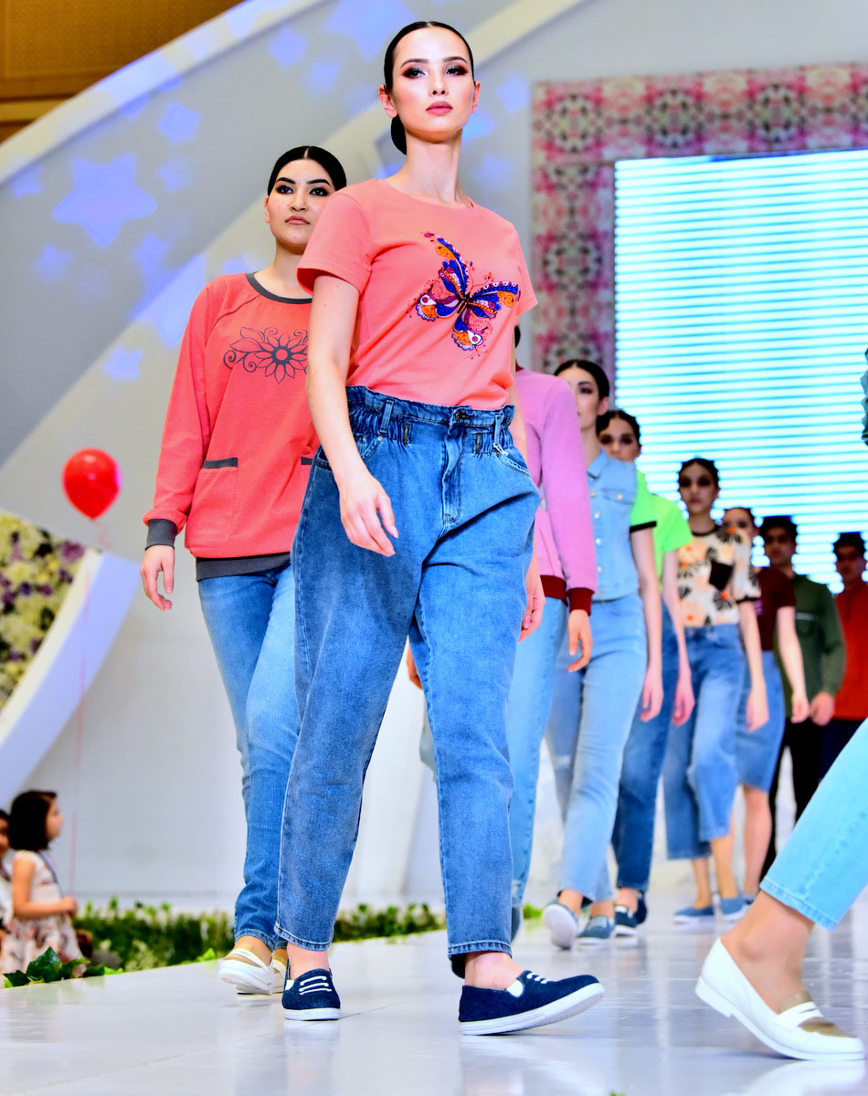 Мода и традиции: туркменские дизайнеры представили весенне-летнюю коллекцию