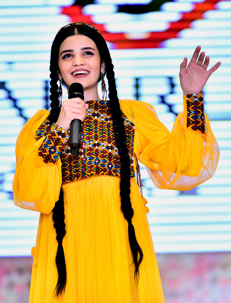 Мода и традиции: туркменские дизайнеры представили весенне-летнюю коллекцию