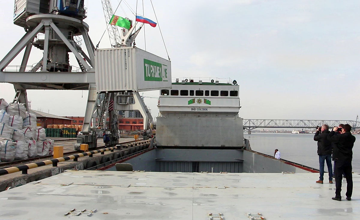Humanitarian cargo from Turkmenistan arrives of Astrakhan Port