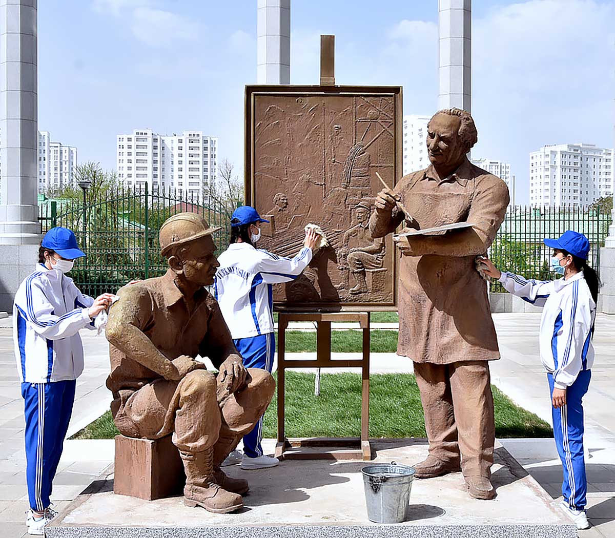 Ашхабадцы участвуют в акциях по поддержанию чистоты в городе