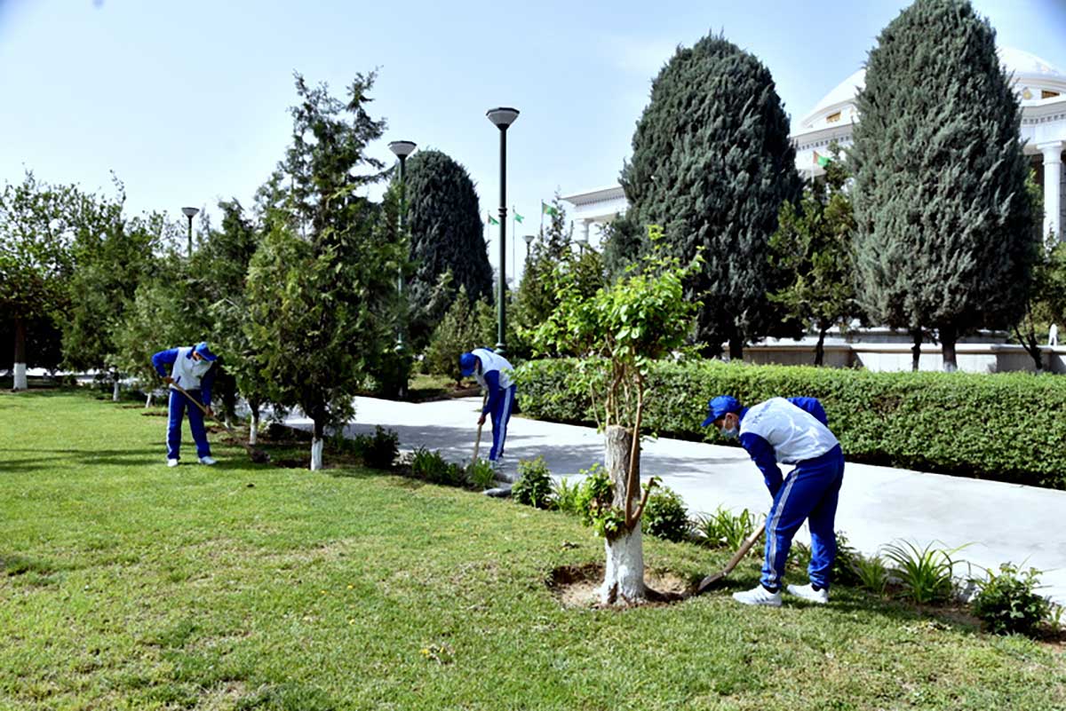 Ашхабадцы участвуют в акциях по поддержанию чистоты в городе