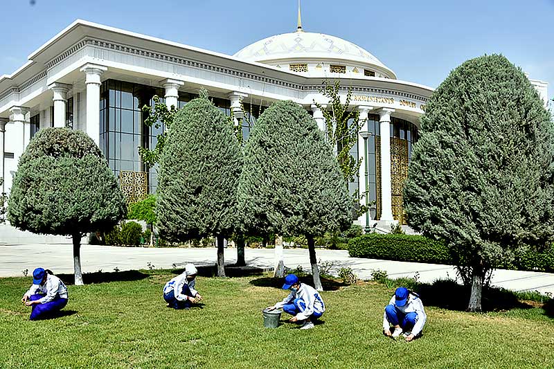 Ашхабадцы участвуют в акциях по поддержанию чистоты в городе