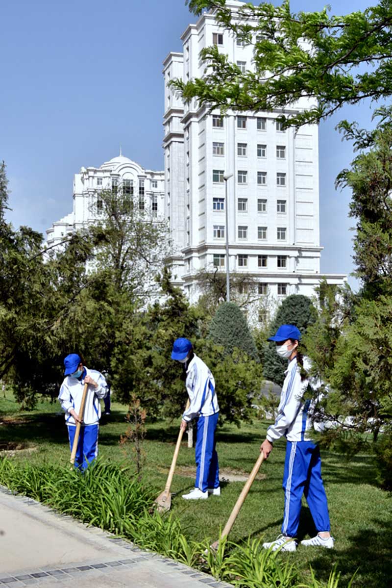Ашхабадцы участвуют в акциях по поддержанию чистоты в городе