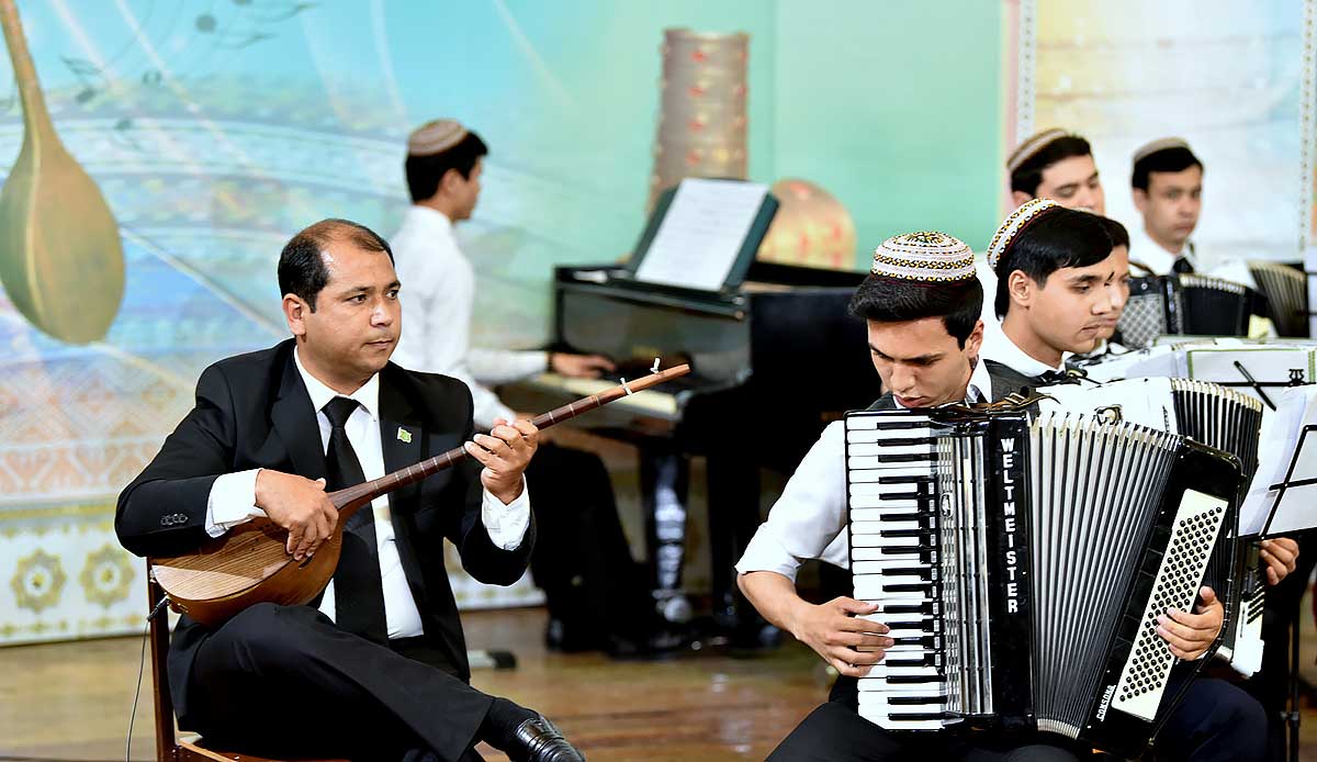 Тар, аккордеон, дутар: музыкальная эклектика и классическая исполнительская школа