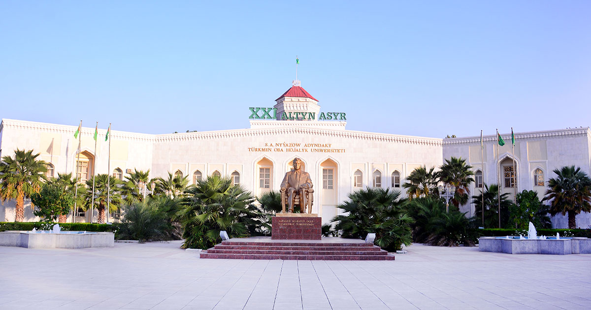 Полувековые пальмы Ашхабадского ботанического сада