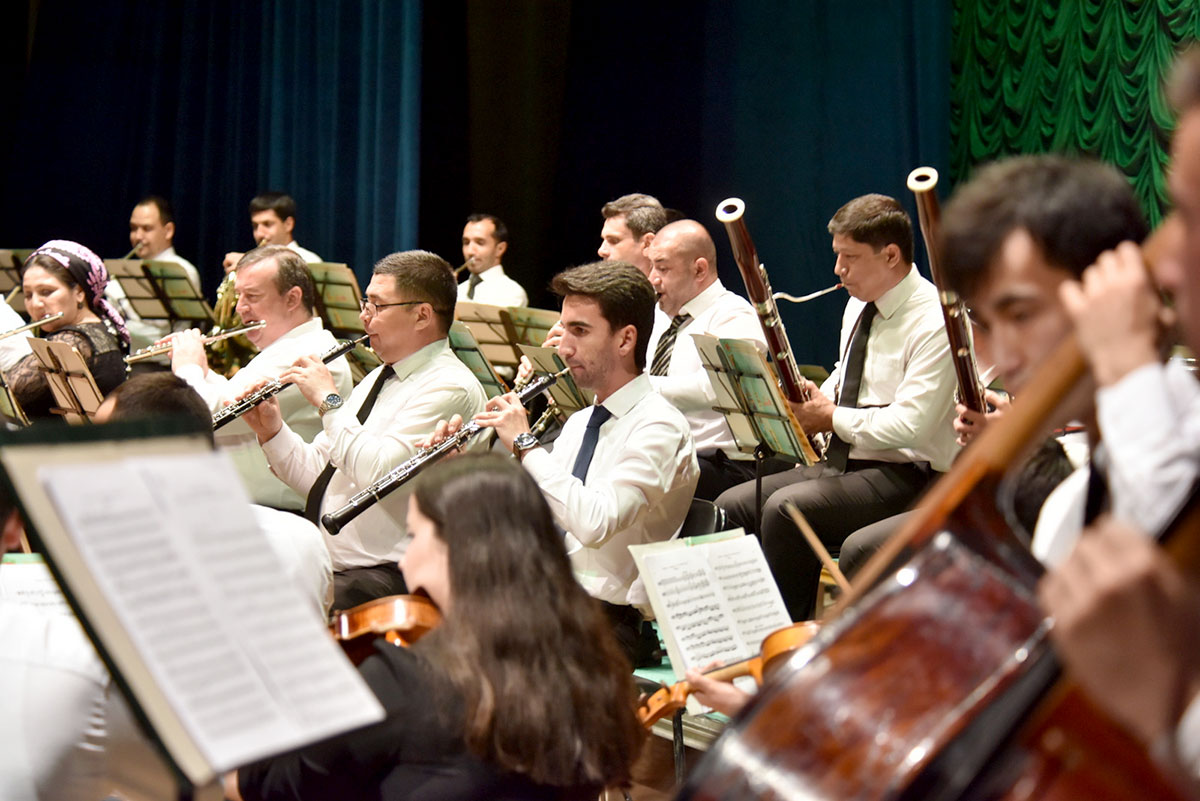 Со сцены театра имени Махтумкули звучала музыка Чайковского, Рахманинова, Шопена