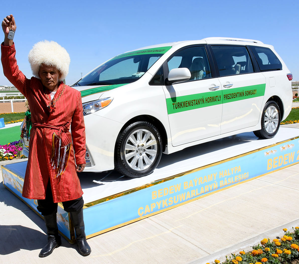 Торжества в Марыйском велаяте в честь туркменского скакуна: скачки и конференция