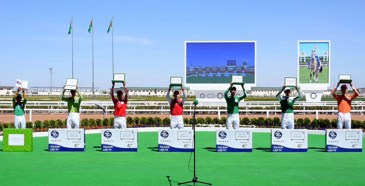 The events in Mary Region in honor Turkmen horse: races and conference