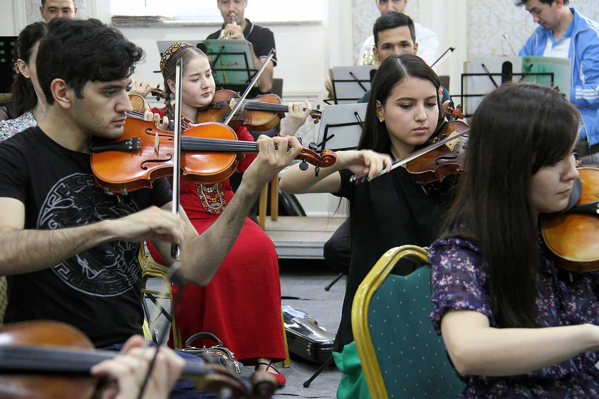 Zehinler we olaryň janköýerleri: konsert möwsüminiň öň ýanyndaky söhbetdeşlik