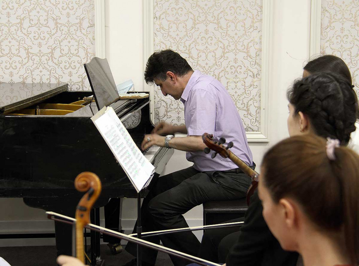 Zehinler we olaryň janköýerleri: konsert möwsüminiň öň ýanyndaky söhbetdeşlik