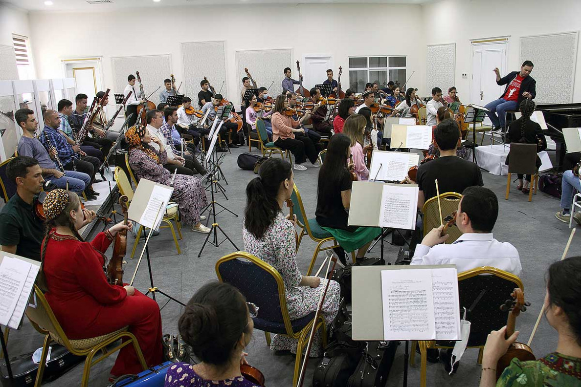 Zehinler we olaryň janköýerleri: konsert möwsüminiň öň ýanyndaky söhbetdeşlik