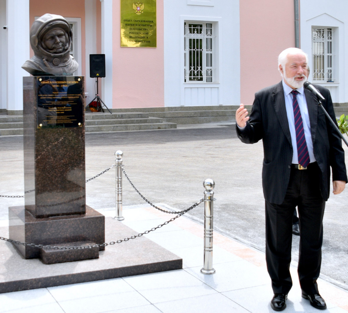 Monument to Yuri Gagarin Unveiled in Ashgabat