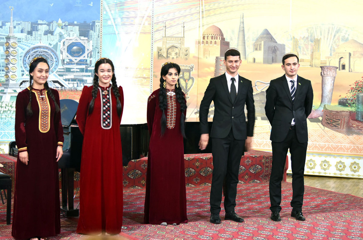 Milli konserwatoriýada aýdymçylaryň bäsleşigi: täze atlar, şowly çykyşlar