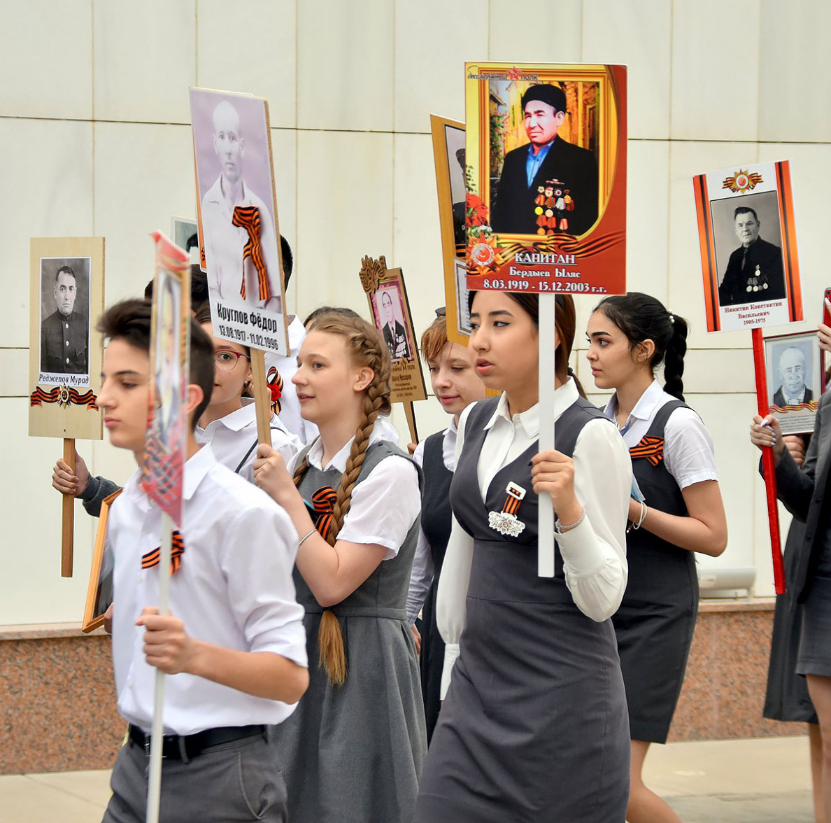 «Siz hemişe hakydamyzda  – biz  size buýsanýarys!»:  Aşgabatda «Ölmez-ýitmez polk» çäresi  geçirildi