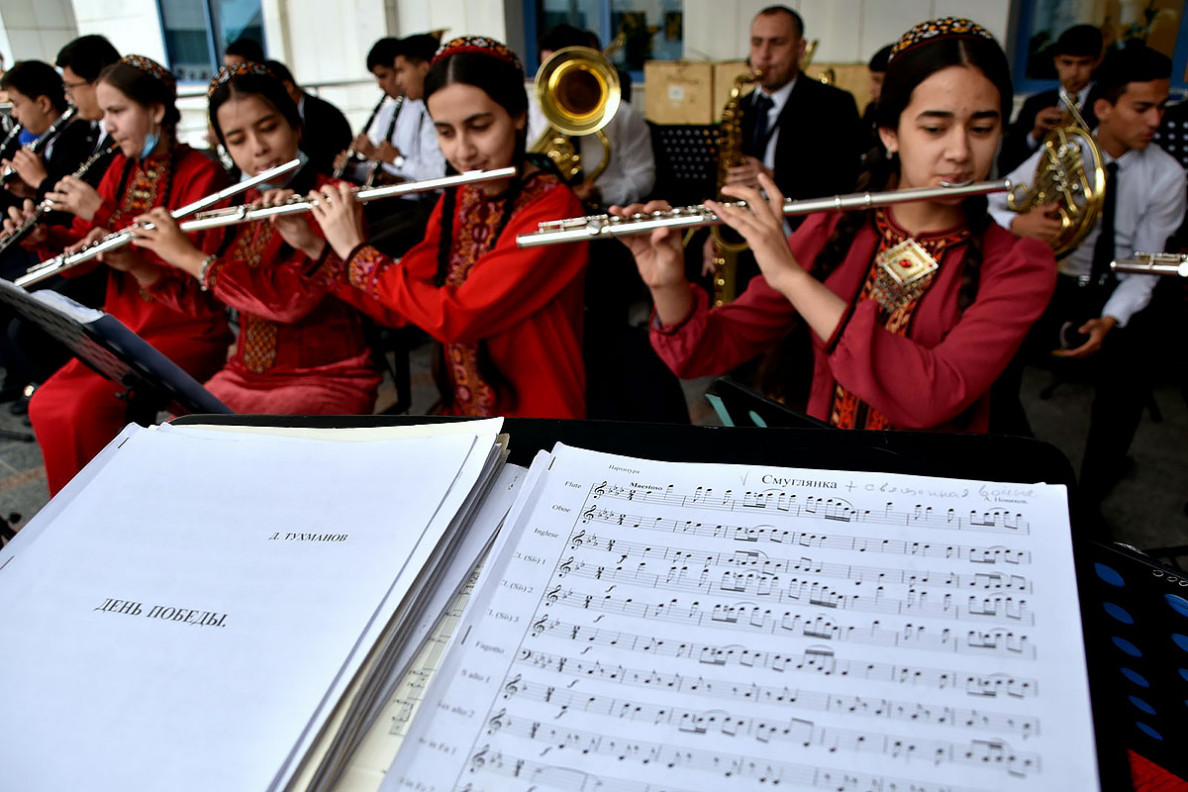 «Siz hemişe hakydamyzda  – biz  size buýsanýarys!»:  Aşgabatda «Ölmez-ýitmez polk» çäresi  geçirildi