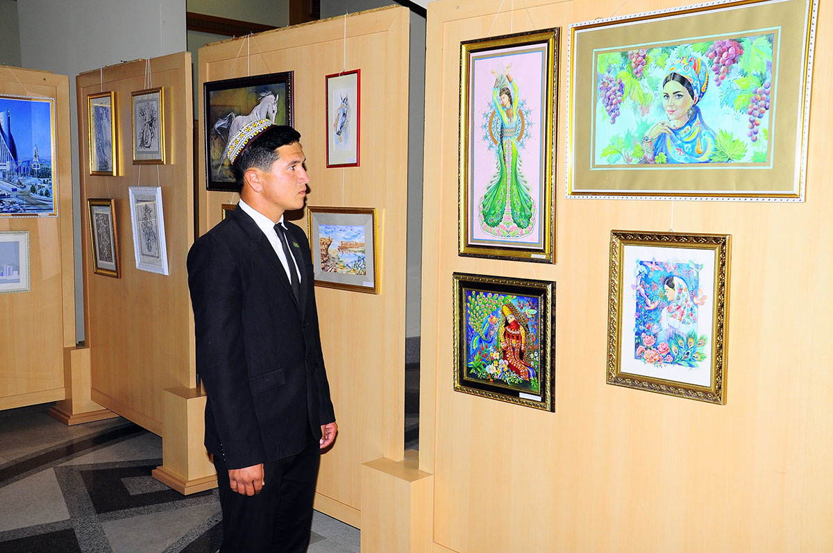 Школьники Дашогузского велаята представили на конкурс стихи и рисунки о туркменской столице