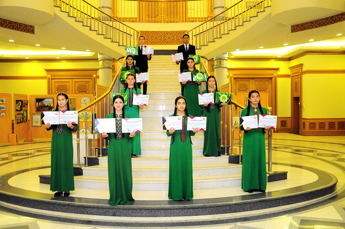 Школьники Дашогузского велаята представили на конкурс стихи и рисунки о туркменской столице