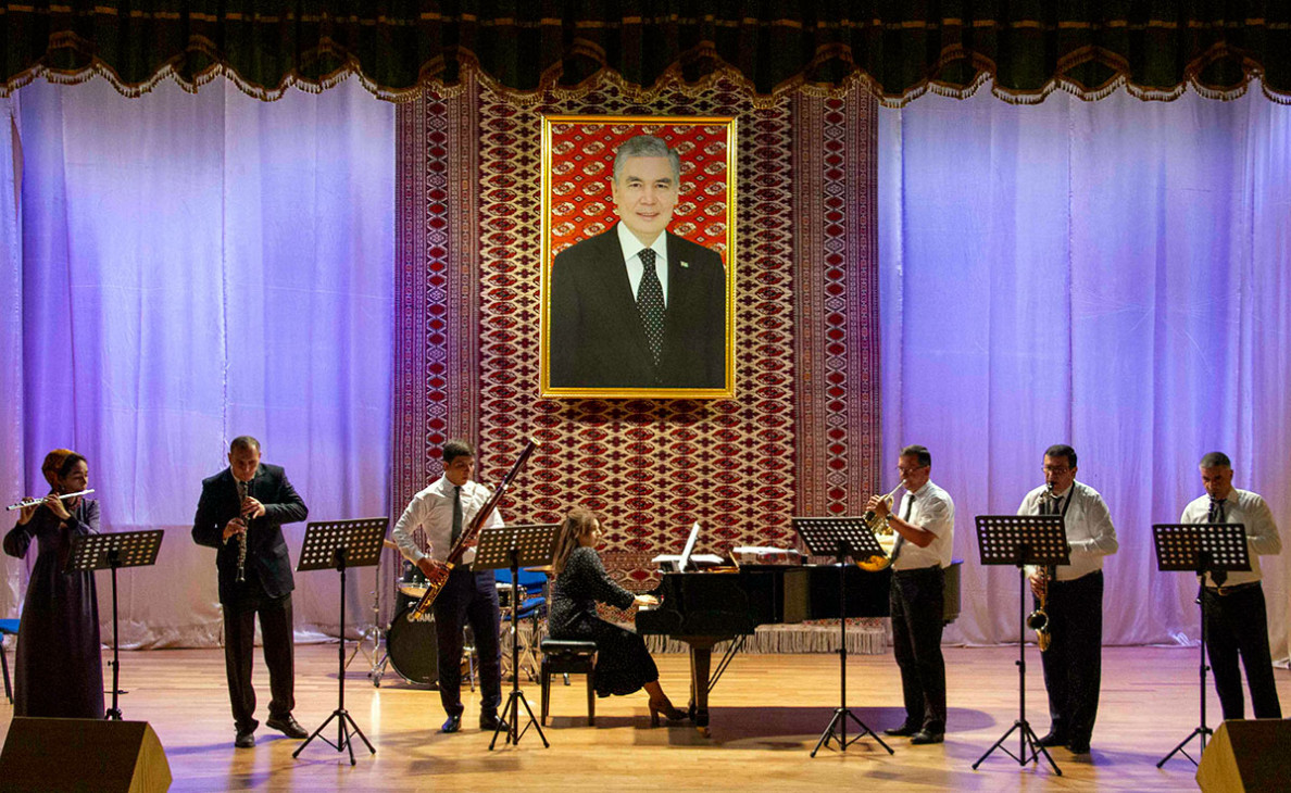 Bah we saksofon. Ýörite sazçylyk mekdebiniň mugallymlarynyň saz sowgady