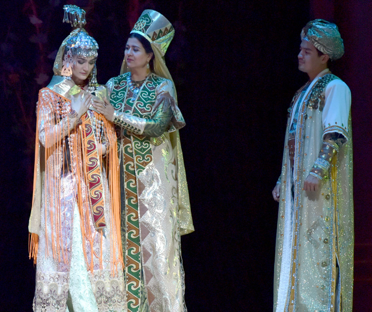 Derek agajy we maşgala bagty hakda rowaýat - Baş drama teatrynyň sahna hekaýaty