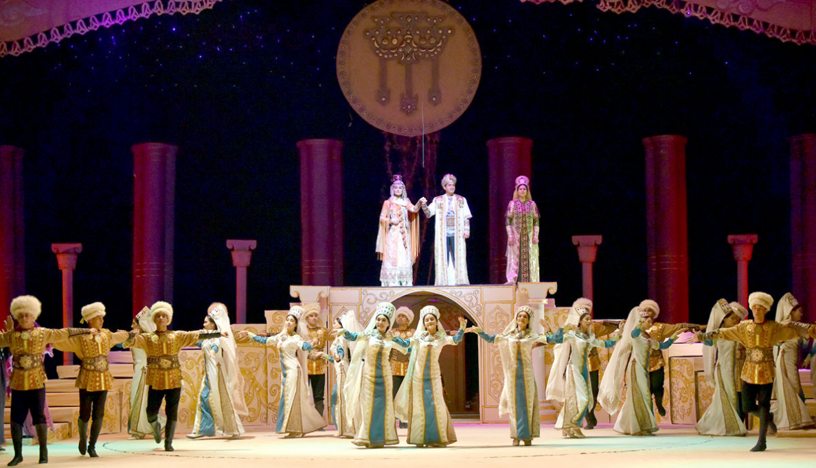 Derek agajy we maşgala bagty hakda rowaýat - Baş drama teatrynyň sahna hekaýaty