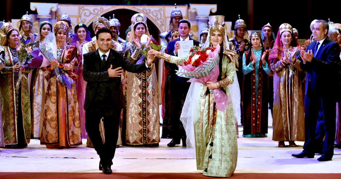 Derek agajy we maşgala bagty hakda rowaýat - Baş drama teatrynyň sahna hekaýaty