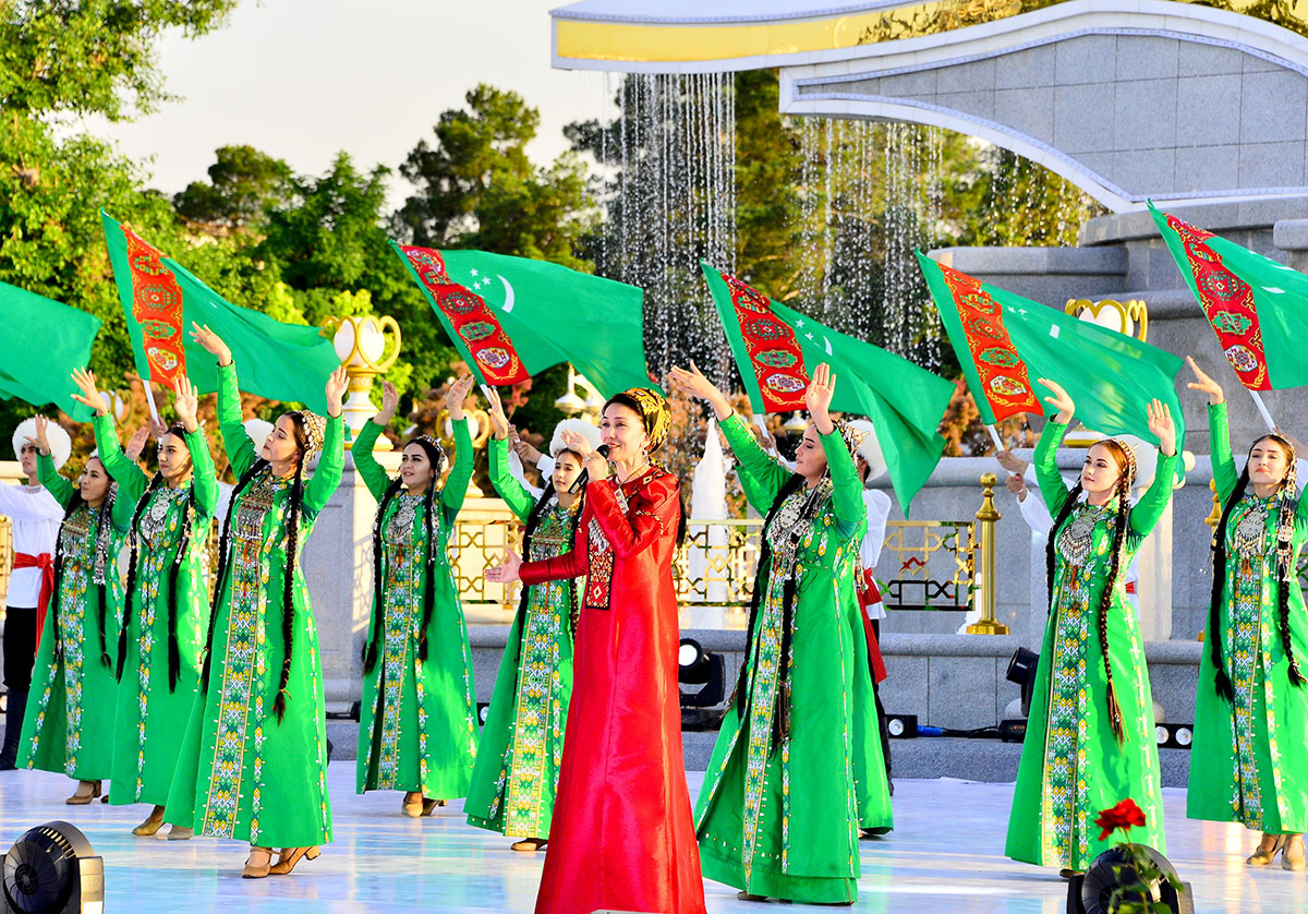 У монумента «Белый город Ашхабад» состоялся концерт мастеров искусств