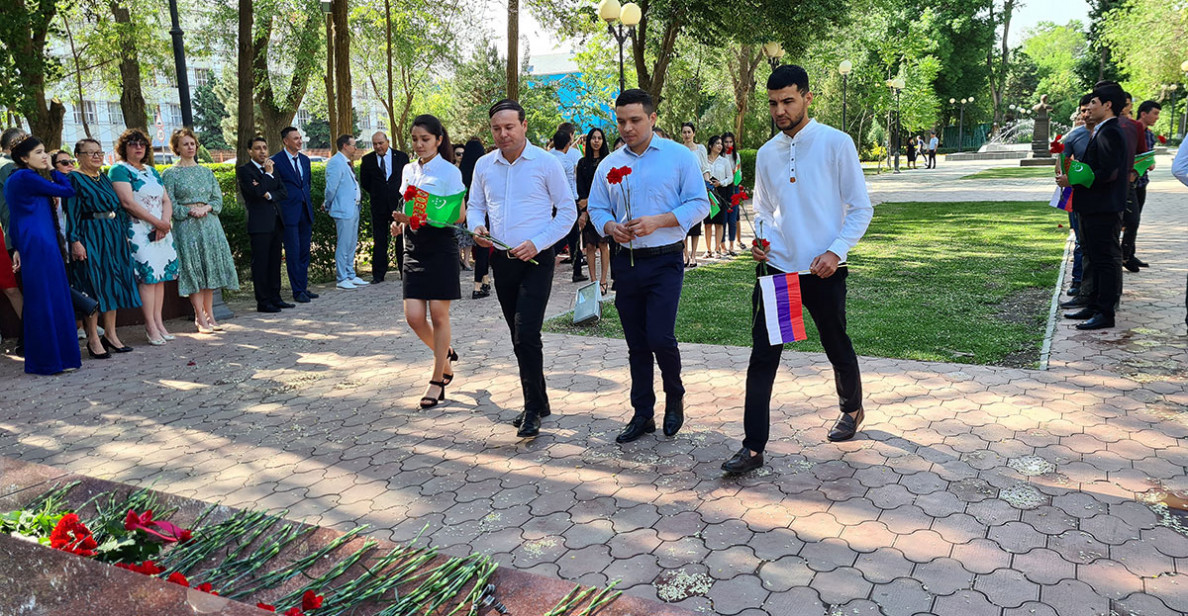 Astrahanda Magtymguly Pyragynyň ýadygärligine gül goýuldy