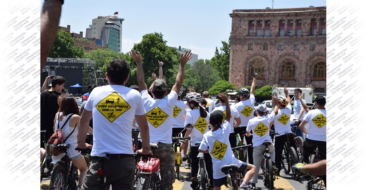 В Ереване состоялся велопарад, приуроченный к Всемирному дню велосипеда