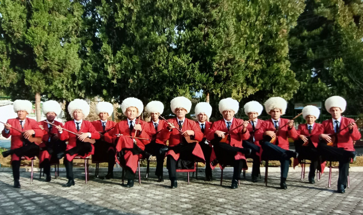 Däp-dessurlary dowam etdiriji: sazanda Baýrammyrat Söýünowyňkyda myhmançylykda