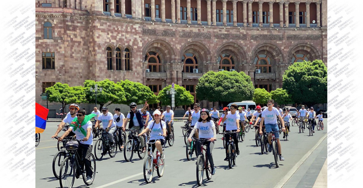 Cycling parade timed to the World Bicycle Day is held in Erevan