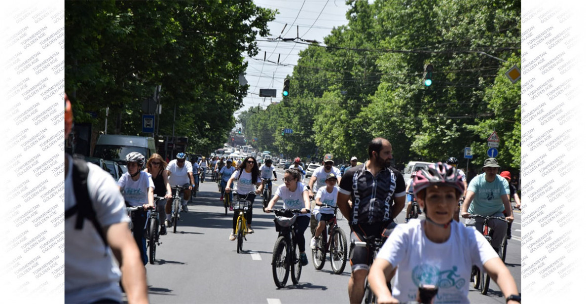 Cycling parade timed to the World Bicycle Day is held in Erevan