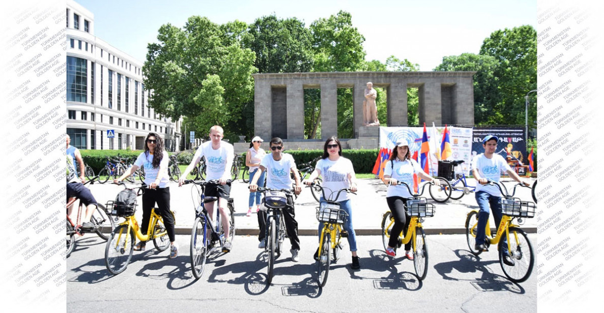 Cycling parade timed to the World Bicycle Day is held in Erevan
