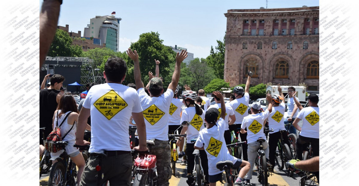 Cycling parade timed to the World Bicycle Day is held in Erevan