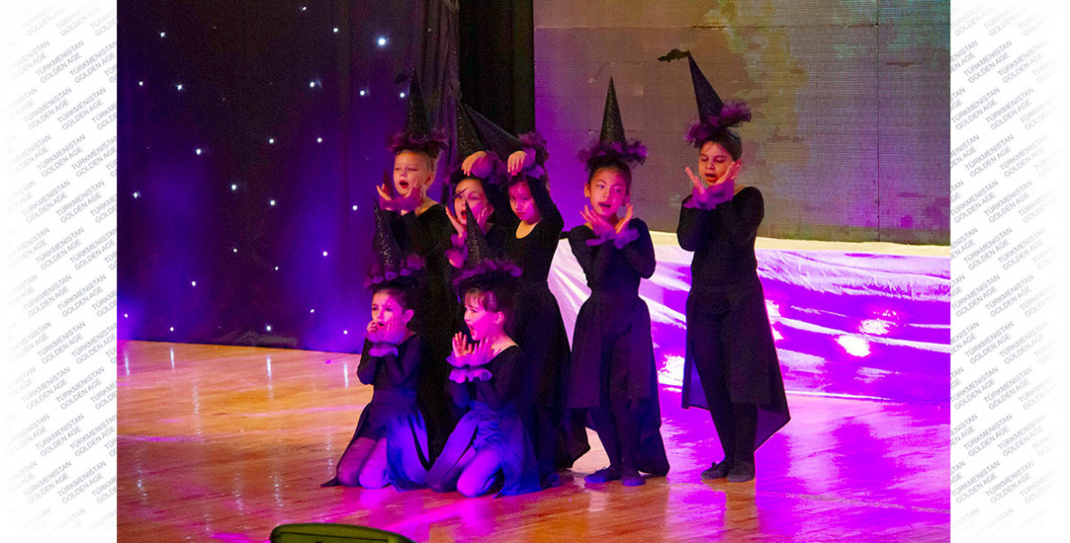 Ýekaterina Begenjewa tansa çagyrýar