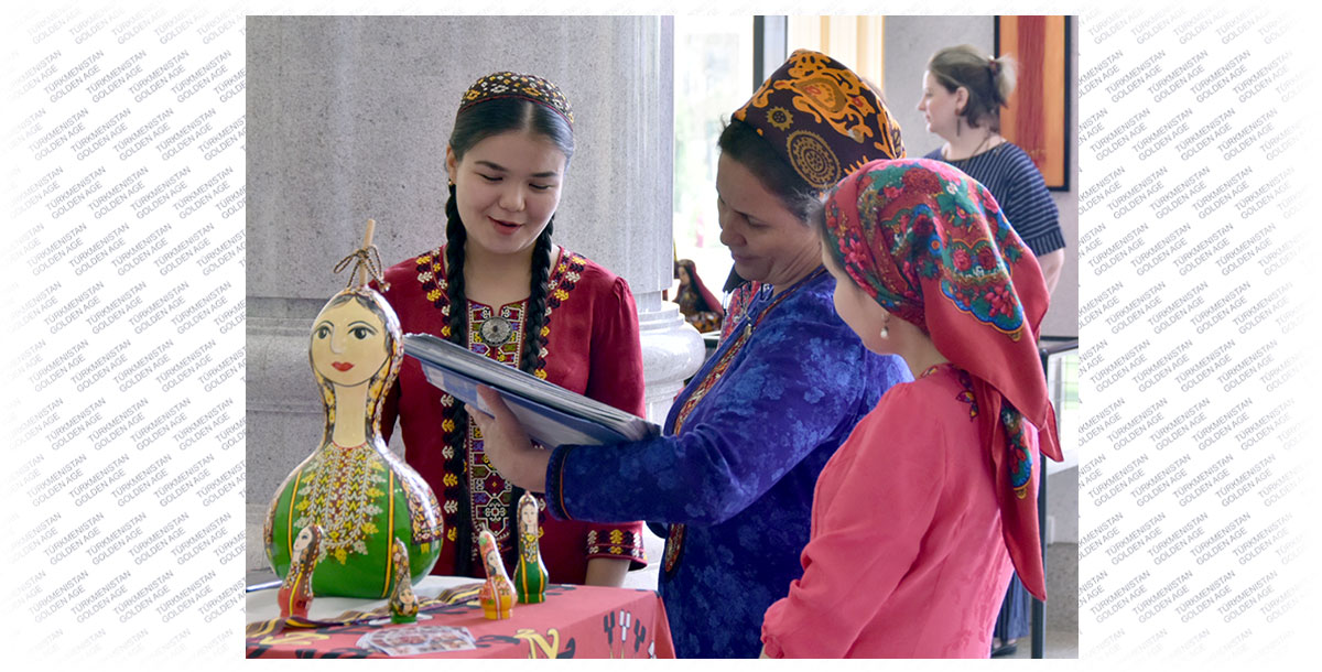 И французские кружева заговорили по-туркменски