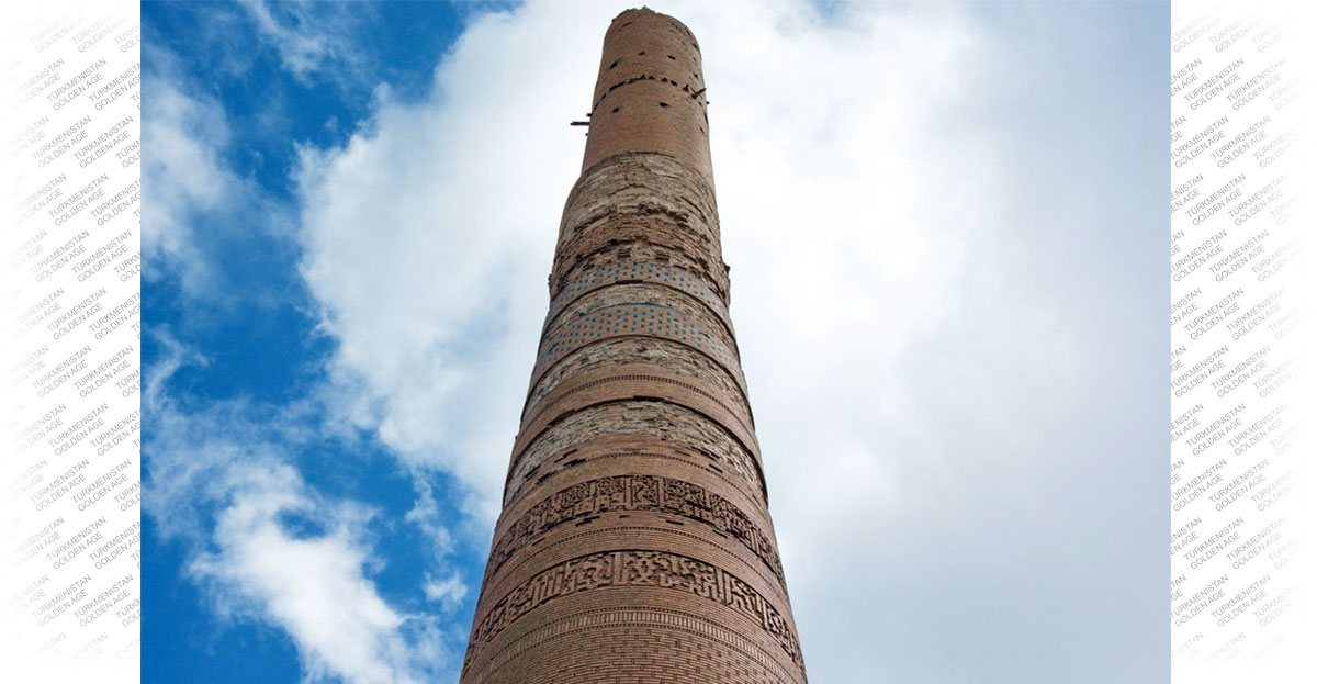 Величественный минарет Кутлуг–Тимура