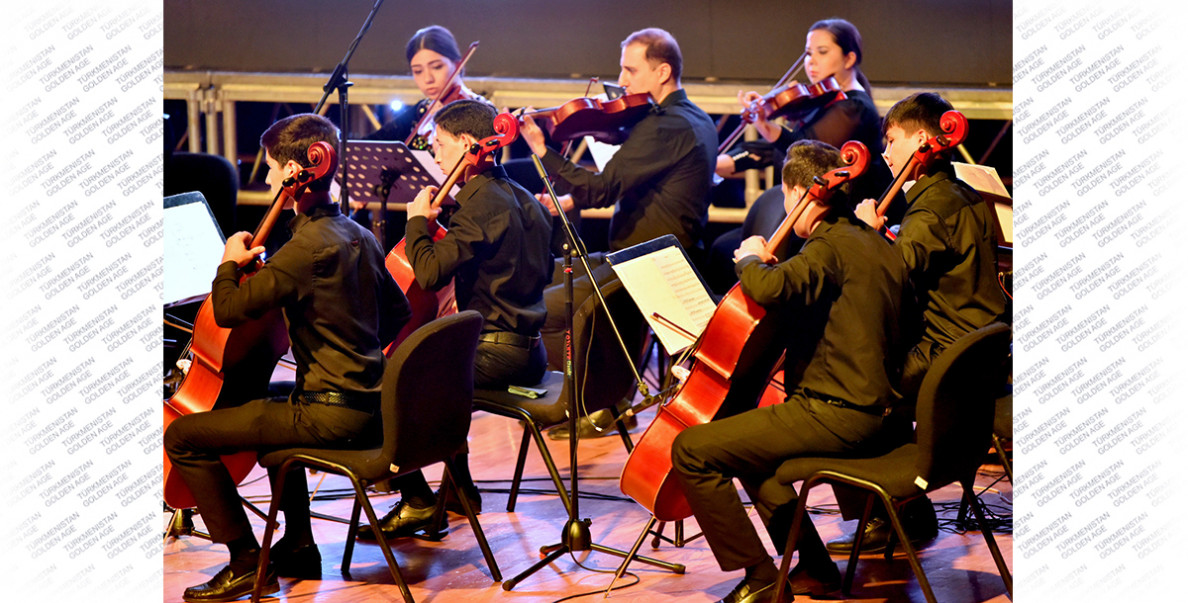 Tahyr Ataýewiň ýolbaşçylygyndaky orkestriň çykyşy