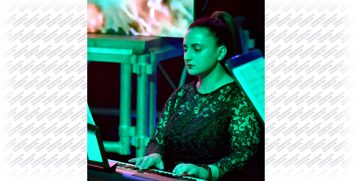 Tahyr Ataýewiň ýolbaşçylygyndaky orkestriň çykyşy