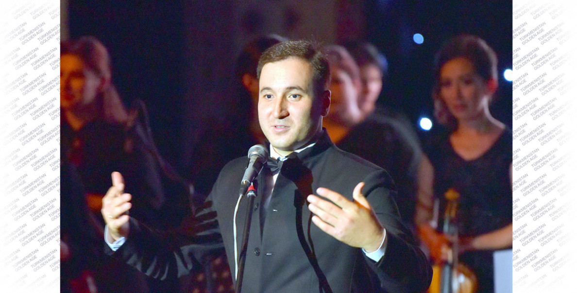 Tahyr Ataýewiň ýolbaşçylygyndaky orkestriň çykyşy