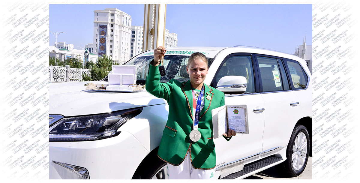 Президент Гурбангулы Бердымухамедов наградил первую в истории независимого Туркменистана медалистку Олимпийских игр